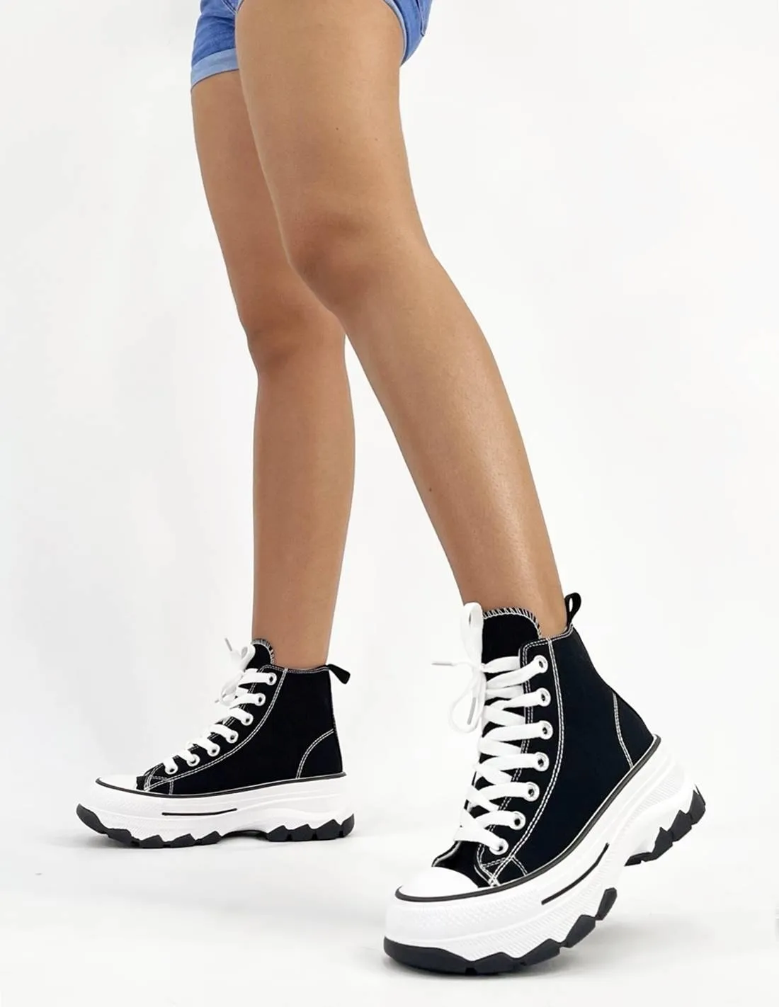 Zapatillas negras abotinadas