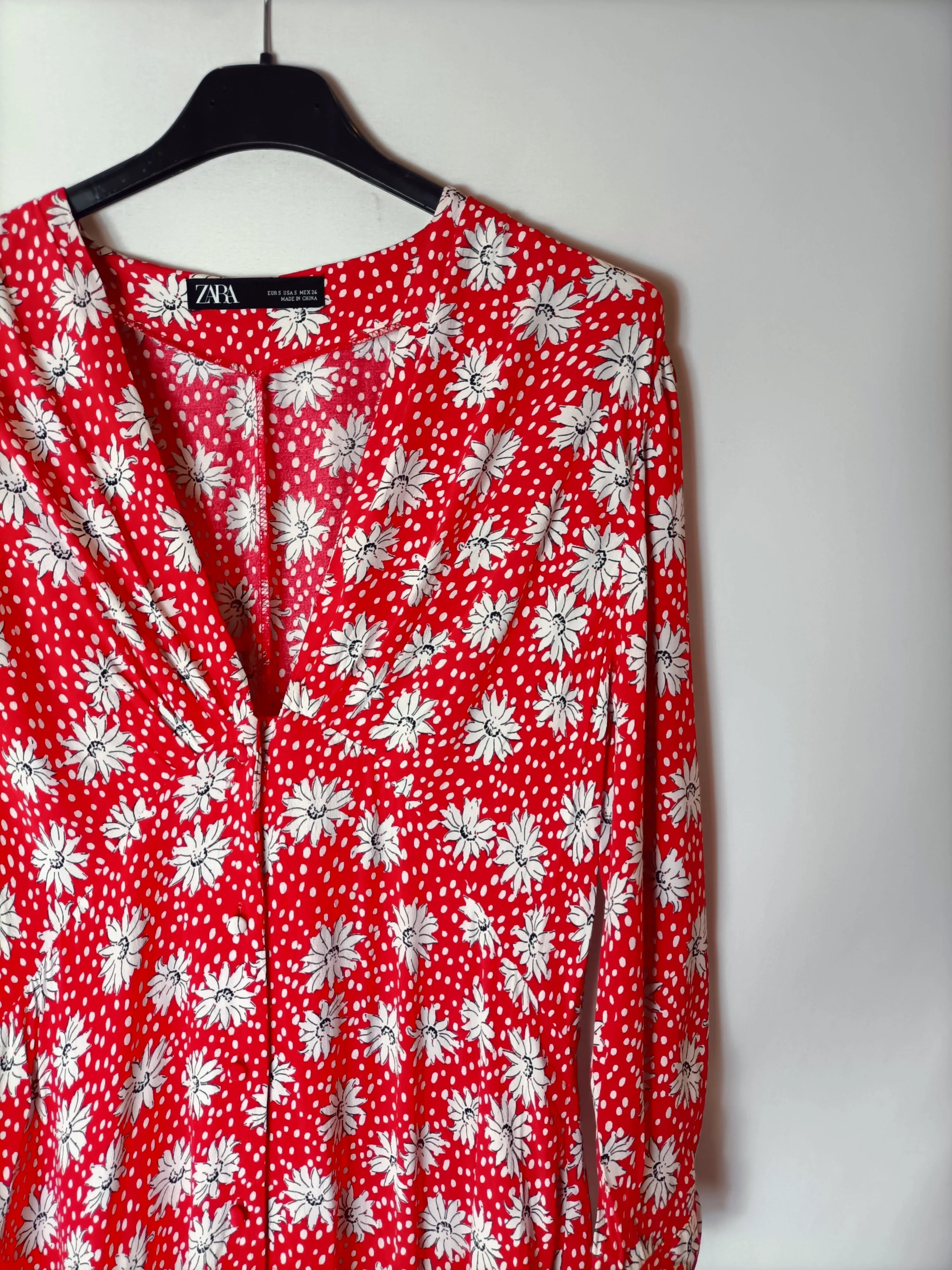 ZARA. Vestido camisero rojo estampado. T S