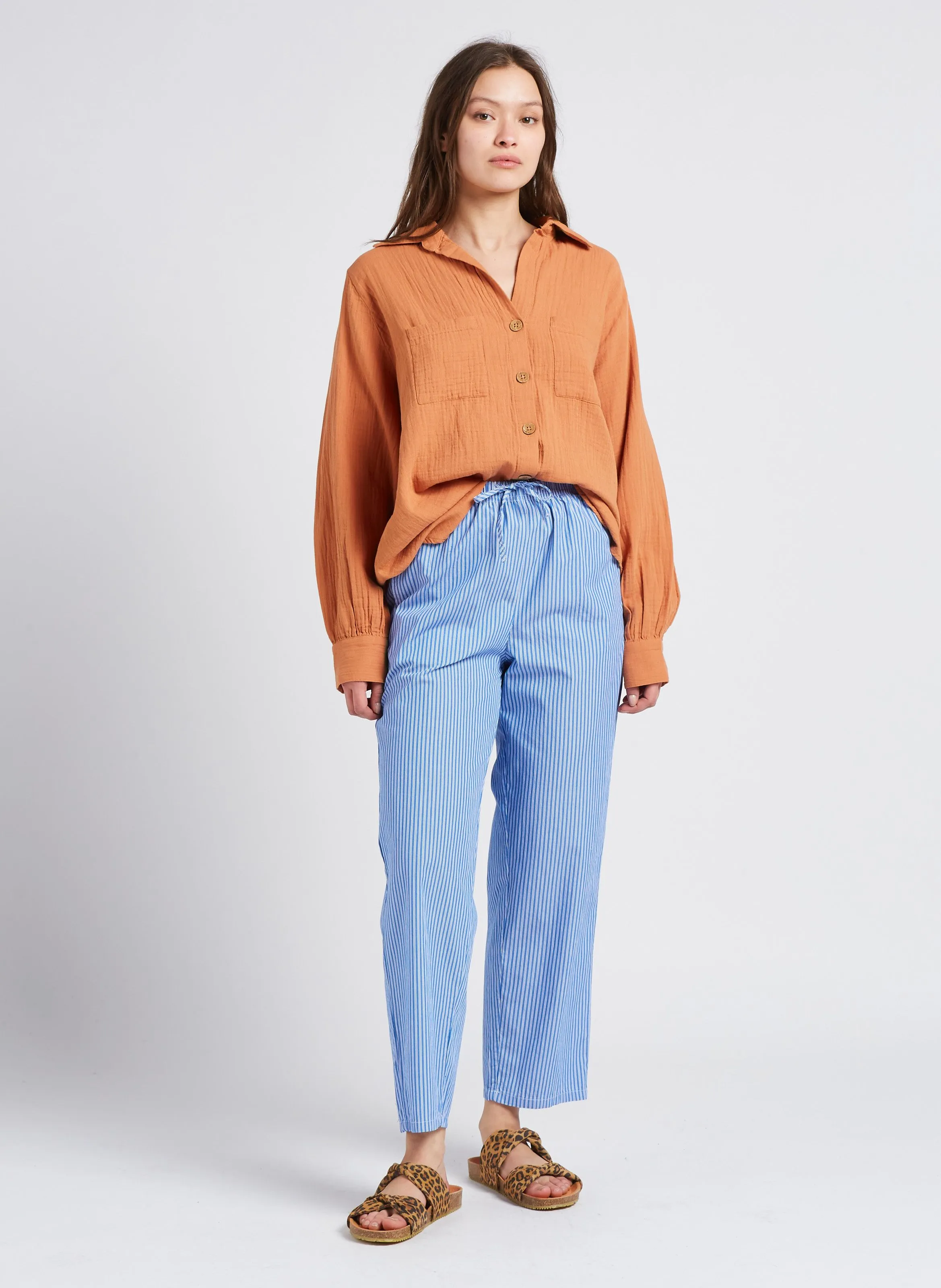 ZATYBAY  PANTALóN TAPERED DE ALGODóN A RAYAS EN AZUL