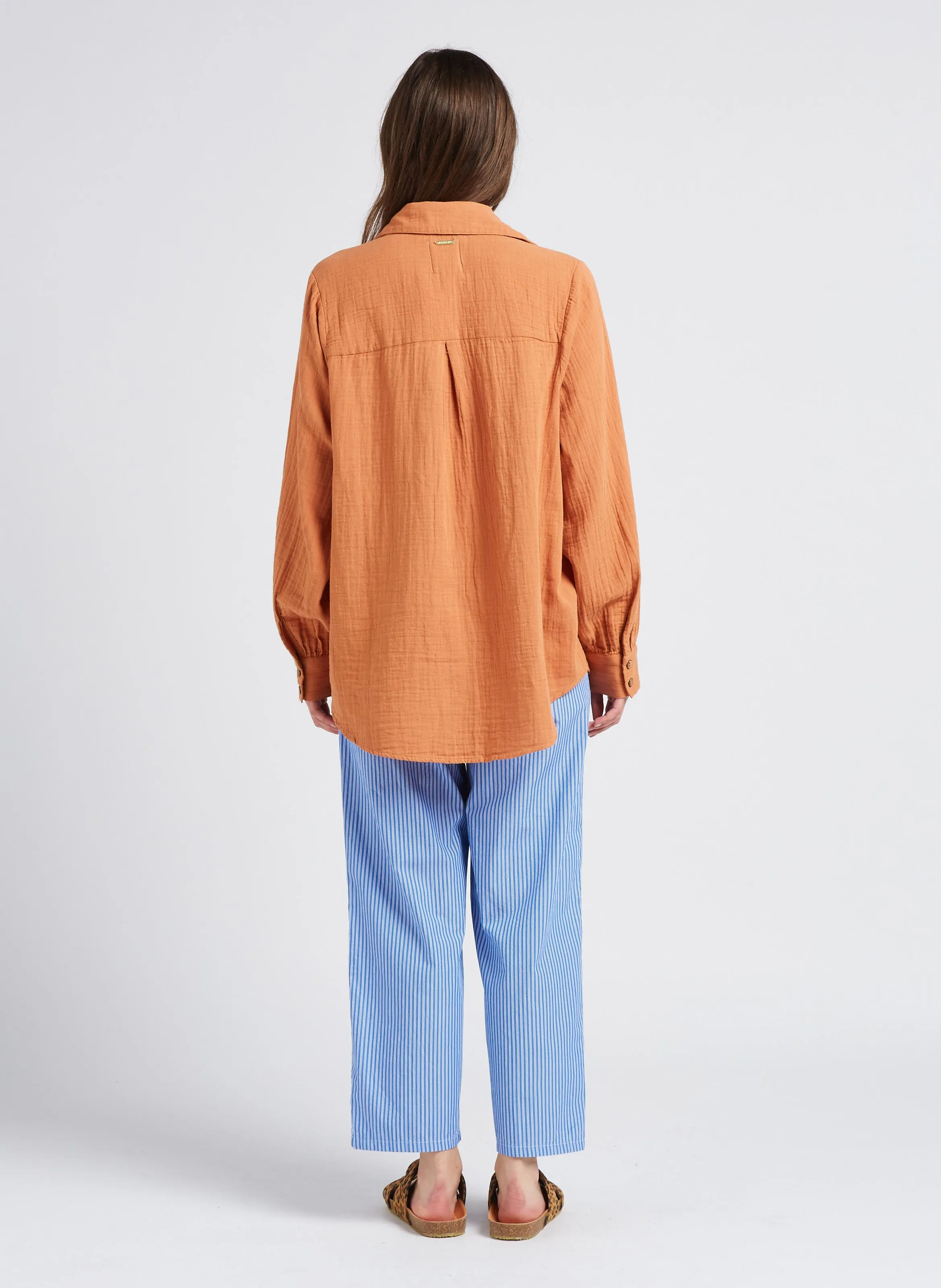 ZATYBAY  PANTALóN TAPERED DE ALGODóN A RAYAS EN AZUL