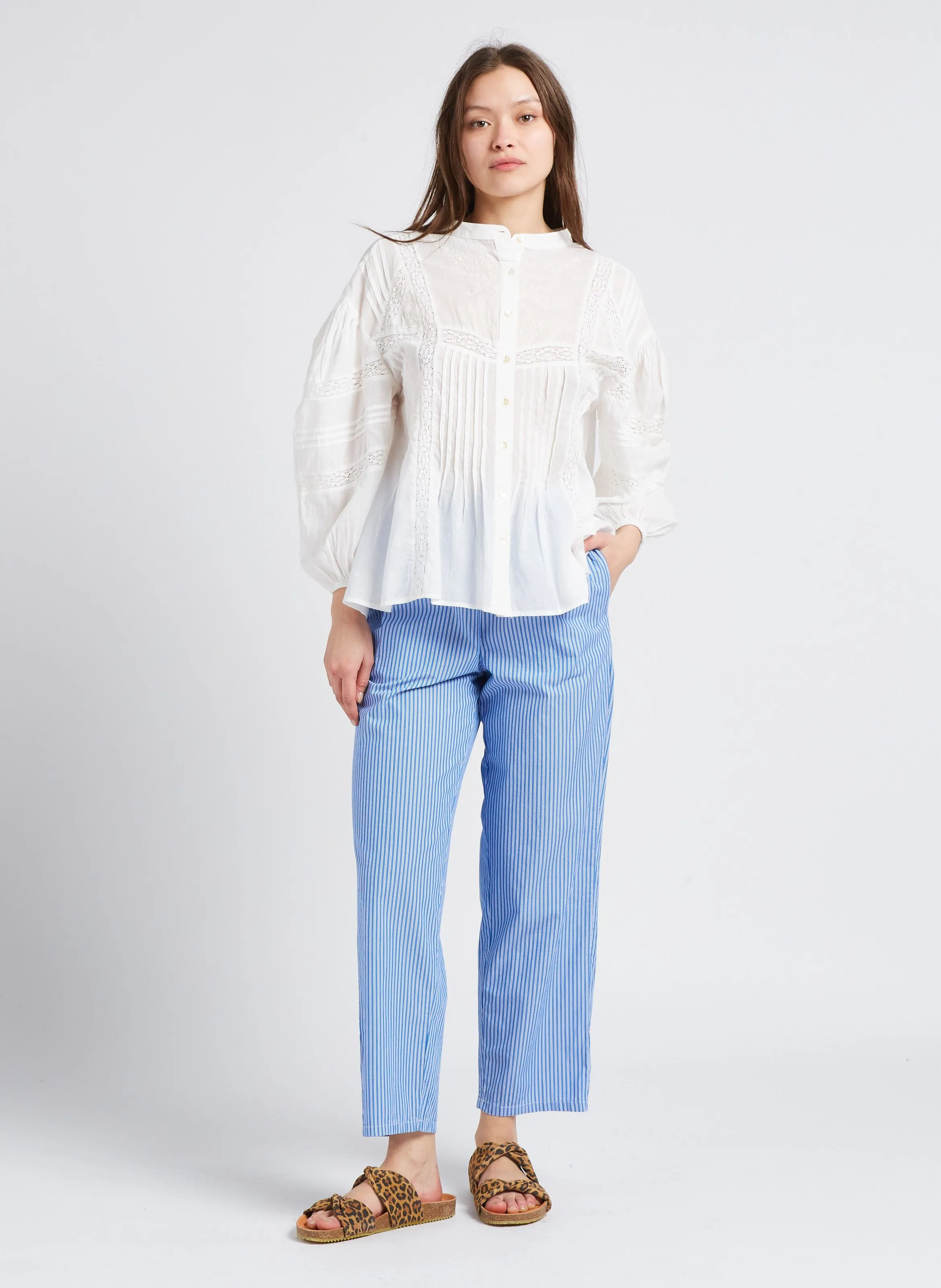 ZATYBAY  PANTALóN TAPERED DE ALGODóN A RAYAS EN AZUL