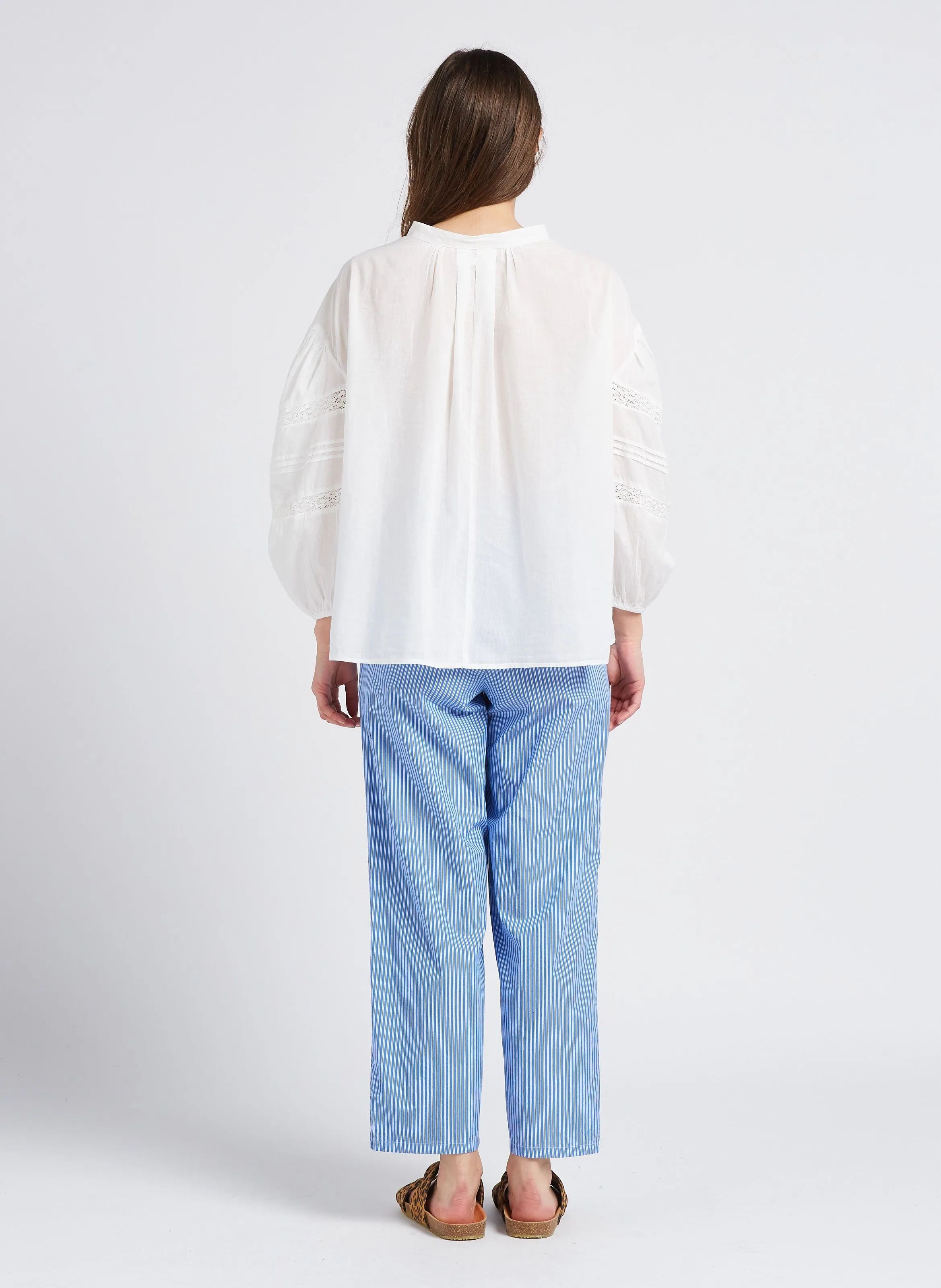 ZATYBAY  PANTALóN TAPERED DE ALGODóN A RAYAS EN AZUL